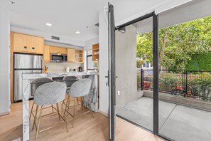 Frigorífico, microondas, horno y placa de cocina