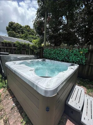 Outdoor spa tub - Welcome to Hollywood : Where your dreams come true (Hollywood)