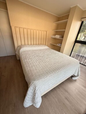 1 bedroom, desk, WiFi