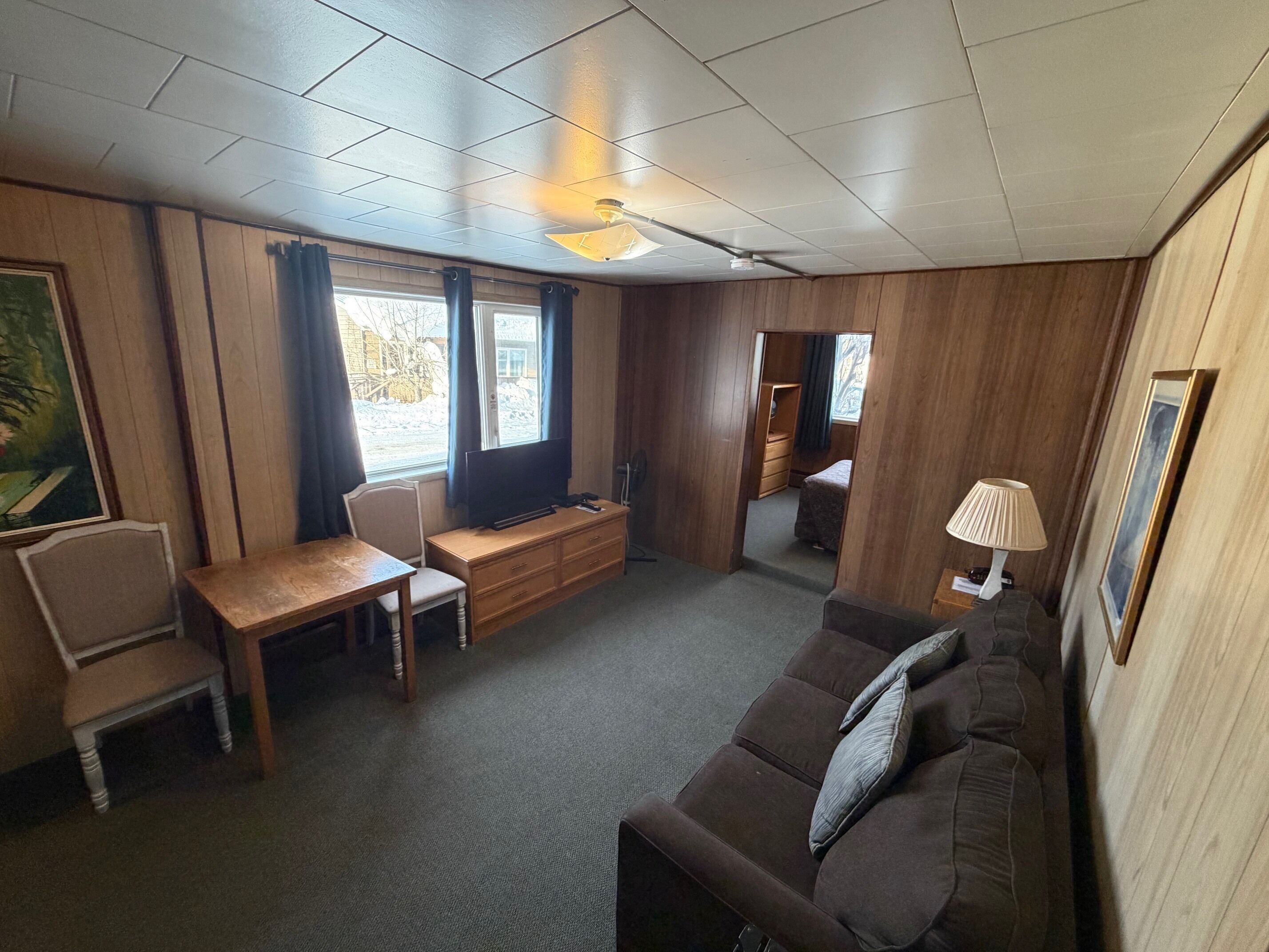 Enkeltrom – deluxe | Oppholdsområde | En 32-tommers LED-TV med Parabol-TV