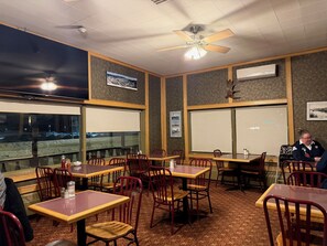 Restaurant - Airport Chalet  (Whitehorse)