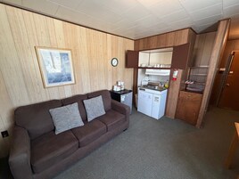 Habitación individual Deluxe | Cocina privada | Frigorífico, microondas en la zona común y máquina de café espresso