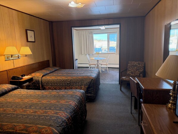 Deluxe Double Room | Meja, ruang kerja komputer riba, seterika/papan seterika, Wi-fi percuma