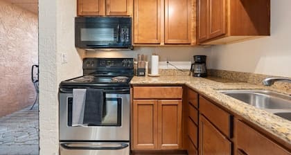 Charming 2-bedroom condo with Pools and AC in superb Scottsdale