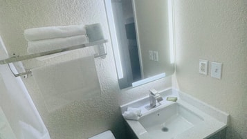 Suihku, pyyhkeet, saippua, vessapaperi