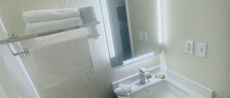 Regadera, toallas, jabón, papel de baño