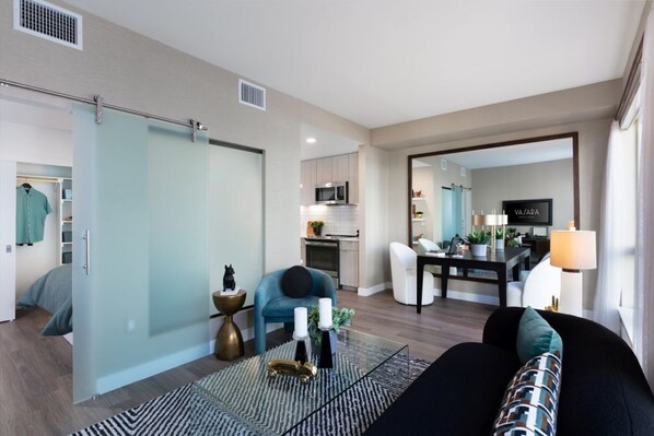 1 habitación, tabla de planchar con plancha y ropa de cama 