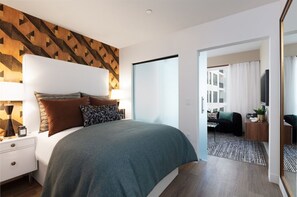 Iron/ironing board, bed sheets