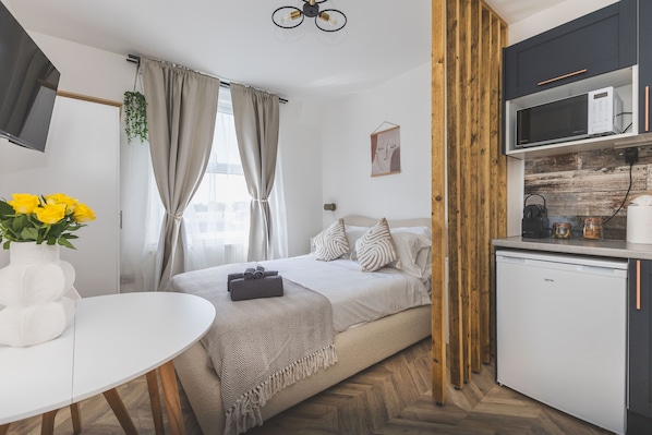 Iron/ironing board, internet, bed sheets