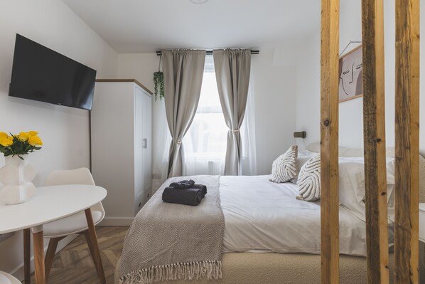 Iron/ironing board, Internet, bed sheets