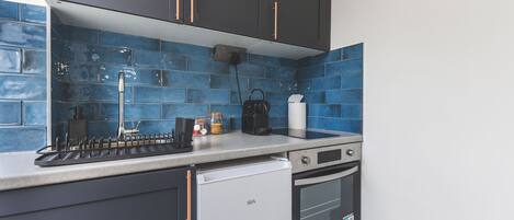 Frigorífico, microondas, horno y placa de cocina