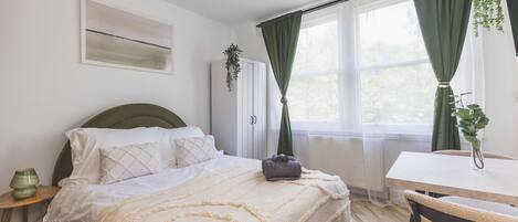 Iron/ironing board, Internet, bed sheets