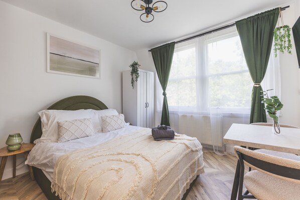 Iron/ironing board, Internet, bed sheets - New studio flat in Islington GREAT location -04 (Greater London)