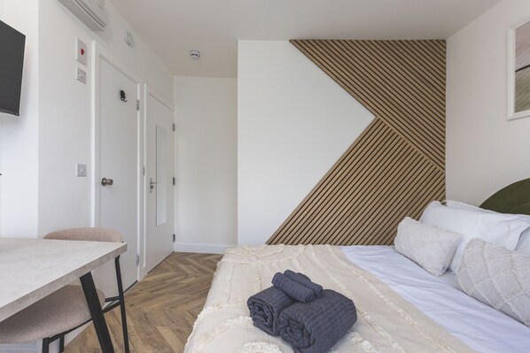 Iron/ironing board, Internet, bed sheets - New studio flat in Islington GREAT location -04 (Greater London)