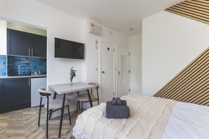 Iron/ironing board, Internet, bed sheets