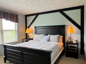 4 bedrooms, desk, travel cot, free WiFi