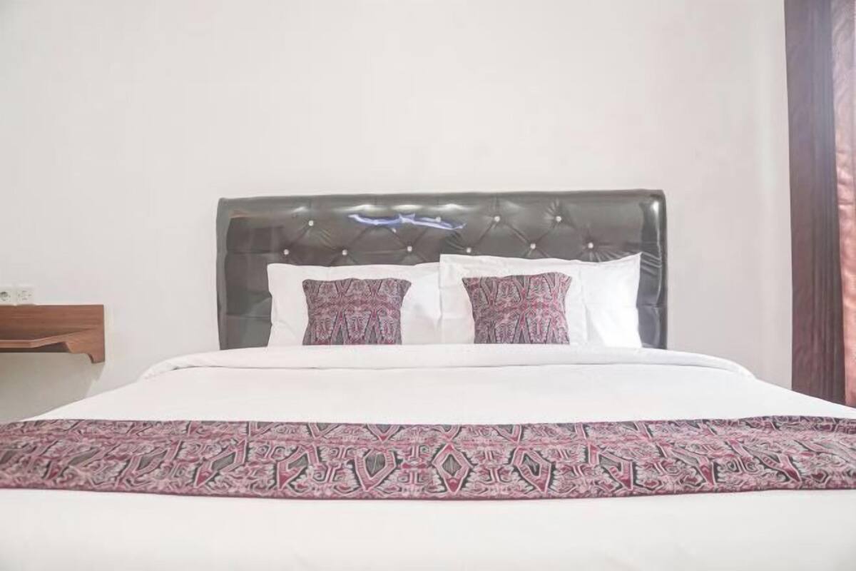 Premium bedding, down duvets, pillow-top beds, desk