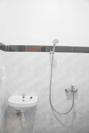 Douche, articles de toilette gratuits, serviettes fournies, savon
