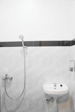 Twin Room, Non Smoking, City View | Bathroom | Shower, free toiletries, towels, soap - RR -2 Syariah Hotel SLG (Ngasem)