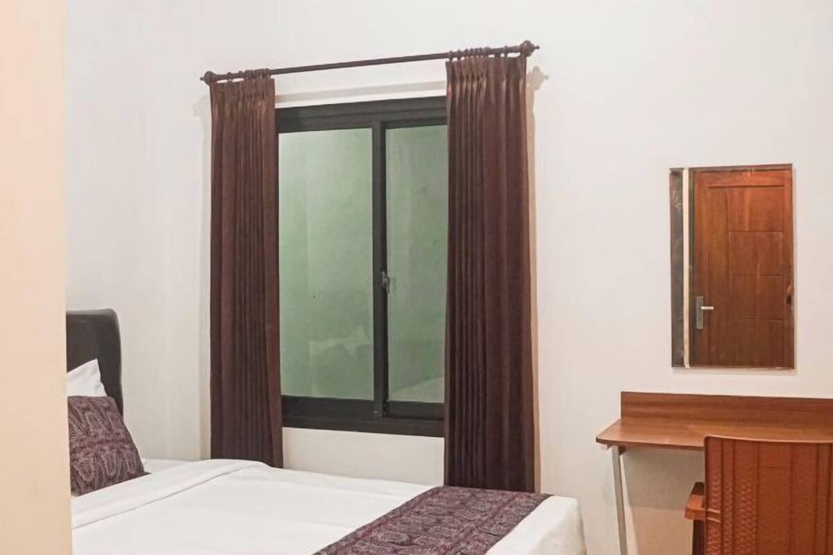 Premium bedding, down duvets, pillow-top beds, desk