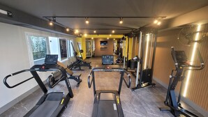 A gym with treadmills, elliptical machines, and weight equipment. - Comfortable apartment for up to 3 people near USP - Shopping - Aeroclube (Jardim Brasil Bauru)