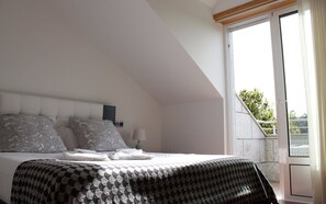 4 bedrooms, iron/ironing board, bed sheets