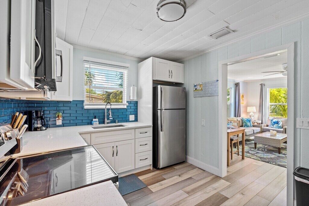 Microondas, horno, placa de cocina y lavavajillas