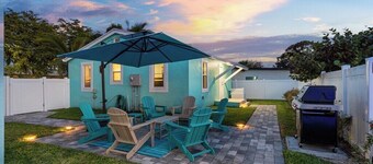 The Delray Cottages Retreat ~Heated Pool Oasis