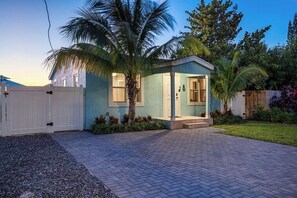 Exterior - The Delray Cottages Retreat ~Heated Pool Oasis (Delray Beach)