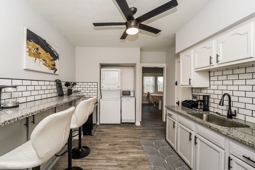 Chic 3 Bedroom close to I-90, Downtown and Lake Erie