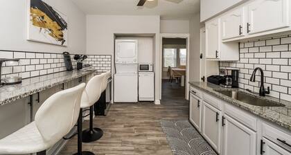 Chic 3 Bedroom close to I-90, Downtown and Lake Erie