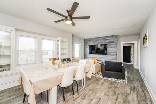 Chic 3 Bedroom close to I-90, Downtown and Lake Erie