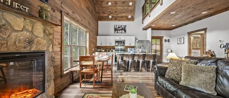 TV connectée, cheminée, livres