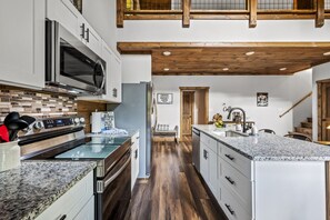 Refrigerador, microondas, horno, placa de cocina