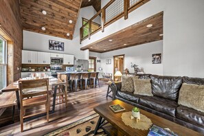 TV connectée, cheminée, livres