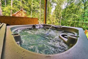 Outdoor spa tub - Enjoy Family Fun at Smoked Whiskey Haven - Pets Free (Sevierville)