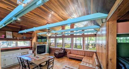 Cozy, quiet, and Lakefront Cottage in phenomenal Gravois Mills with AC, WiFi