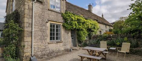 Cottage | Tempat makan luar