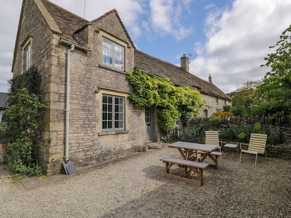 Cottage | Outdoor dining - The Stables at Daubeneys (Chippenham)