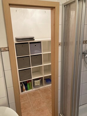 Chuveiro, secador de cabelo, sabonete, papel higiênico