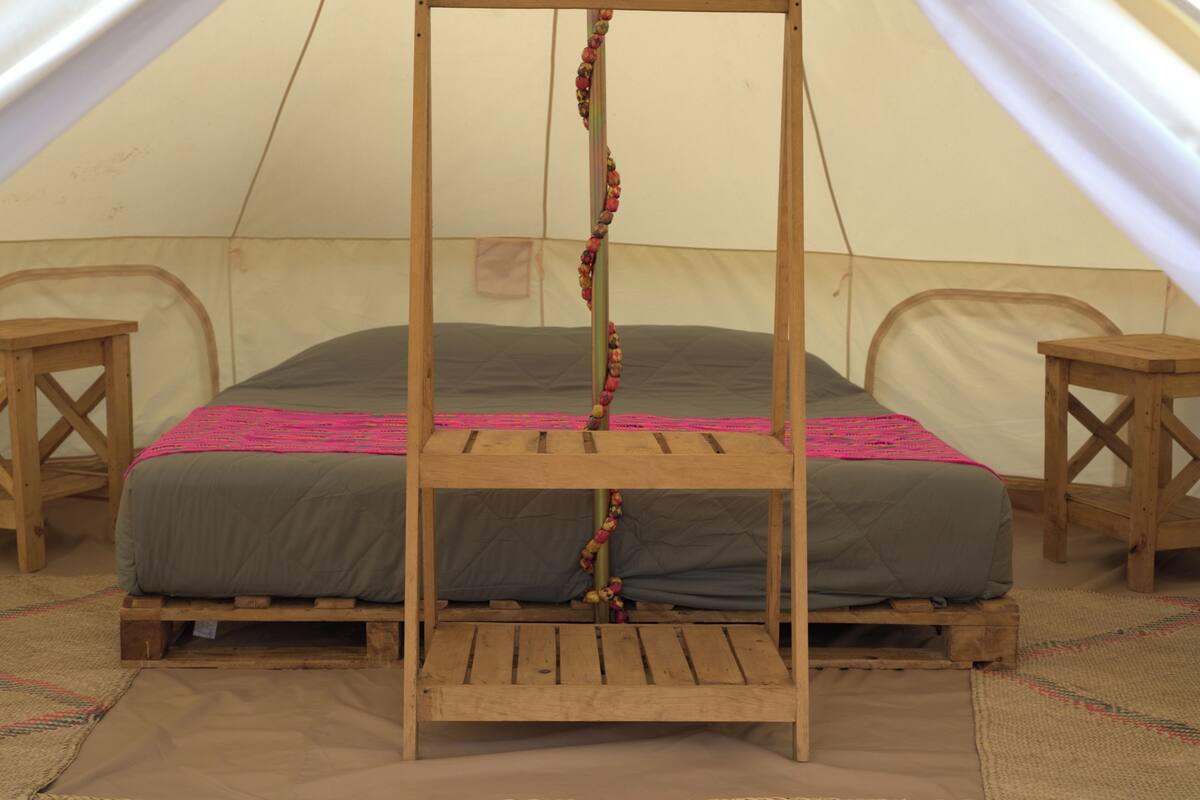 Comfort-Ferienhütte, Blick auf den Innenhof | Hochwertige Bettwaren, kostenloses WLAN, Bettwäsche