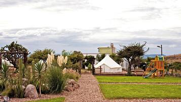 Cabaña Confort, vista al patio | Ropa de cama de alta calidad, wifi gratis y ropa de cama