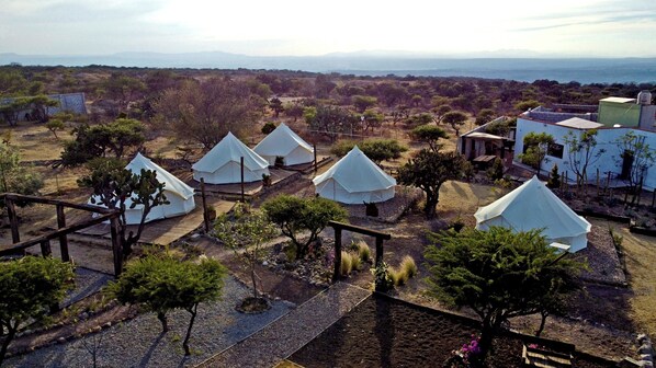 Vista frontal de la propiedad