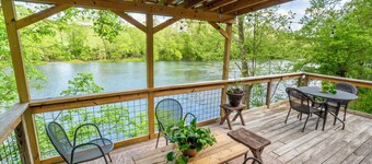 The Eloise - Stylish 3BR, 2 Bath Cottage on Greenbrier River, WV incl. AC, WiFi