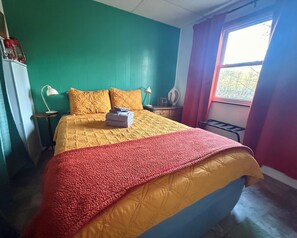 3 bedrooms, iron/ironing board, free WiFi, bed sheets - The Eloise: Greenbrier River Retreat + Tubes & Firepit (Talcott)