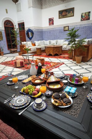 Dagelijks continentaal ontbijt inbegrepen