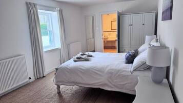 5 bedrooms, desk, iron/ironing board, free WiFi