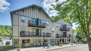Un bâtiment à deux étages, doté d’un balcon au rez-de-chaussée et d’une enseigne indiquant qu’il s’agit d’un restaurant.