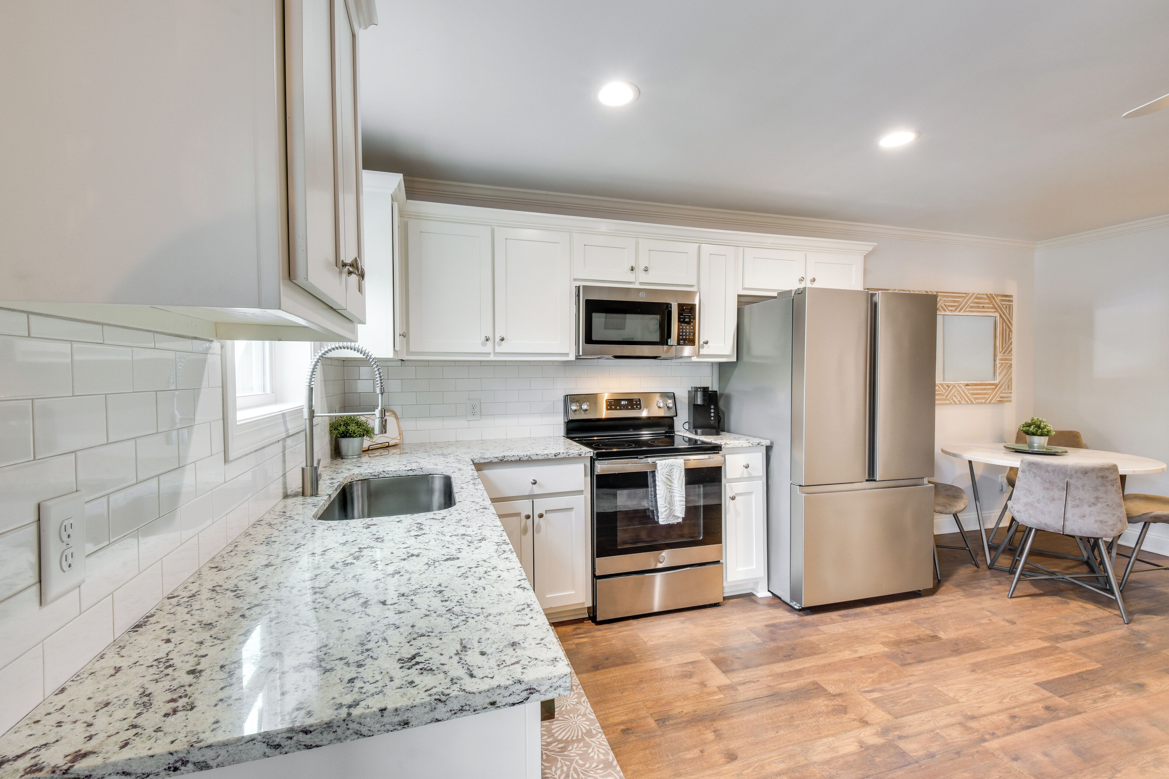 Coffee/tea maker, fridge, microwave, stovetop