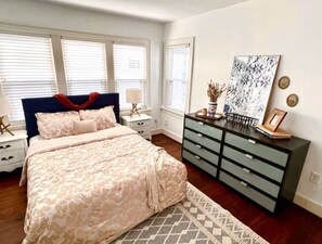 2 bedrooms, iron/ironing board, WiFi, bed sheets - The Oxford Tolkien Uptown OKC - Beautiful Home and Updated Kitchen (Oklahoma City)